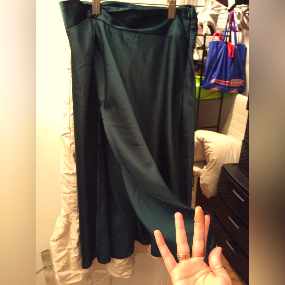 Forever 21 satin midi small Emerald green skirt